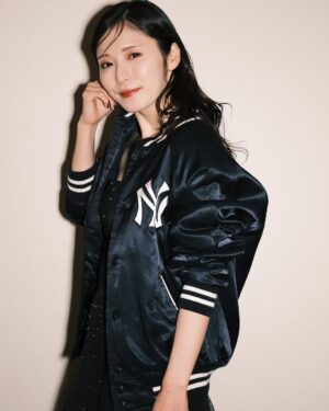 Mayu Matsuoka Instagram - サテン生地のスタジャンが
ドレスアップさせてくれた
幸福な時間

開幕おめでとうございます🤍

愛する生徒さんにも会えて…🤍

#Poloralphlauren
#mlbtokyoseries
#pr