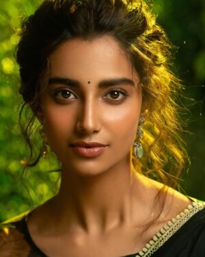 Meenakshi Chaudhary Instagram - ✨🦚🍃

Photography: @deepaksurya.fotografia
Stylist: @kalyanik666
Outfit: @issadesignerstudio
Jewellery: @sholdsherni
Brand management: @elevateadvertisingindia
Styling team: @gnan_u_ @aksharamahi7
Make up : @makeuphairbyrahul 
Hair : @chinnisrinu_stylist