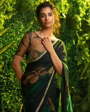 Meenakshi Chaudhary Instagram - ✨🦚🍃

Photography: @deepaksurya.fotografia
Stylist: @kalyanik666
Outfit: @issadesignerstudio
Jewellery: @sholdsherni
Brand management: @elevateadvertisingindia
Styling team: @gnan_u_ @aksharamahi7
Make up : @makeuphairbyrahul 
Hair : @chinnisrinu_stylist