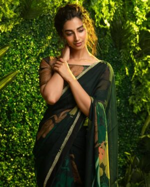 Meenakshi Chaudhary Instagram - ✨🦚🍃

Photography: @deepaksurya.fotografia
Stylist: @kalyanik666
Outfit: @issadesignerstudio
Jewellery: @sholdsherni
Brand management: @elevateadvertisingindia
Styling team: @gnan_u_ @aksharamahi7
Make up : @makeuphairbyrahul 
Hair : @chinnisrinu_stylist