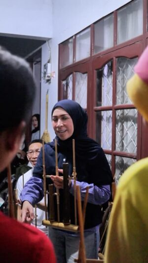 Melly Goeslaw Instagram - Sosialisasi 4 Pilar
Berkunjung, silahturahmi, berdialog dan bukber bersama komunitas Angklung @angklungmuhibah 
Terimakasih sudah saling sharing 🙏🏻
•
#mellygoeslaw
#MG
#dprri
#komisixdprri 
#gerindra
#baladmelly
#kalemayaurang 
#sosialisasi4pilar
#mprri