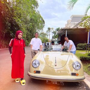 Melly Goeslaw Instagram - Happy Bday Bu @melly_goeslaw ❤️🇮🇩
Doain apaaaaa yaaaaa ? hmmmmmmm ...
doa yang terbaik selalu pastinya untuk bahagia Dunia dan Akhirat
Aminnn YRA 🙏😇