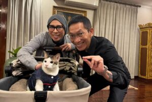 Melly Goeslaw Instagram - Alhamdulillaah melewati malam pergantian tahun bersama bapak Presiden RI kebanggaan kami semua , bisa bermain main dengan Bobby , terimakasih 🙏🏻
•
Mengawali hari pertama di tahun 2025 sekaligus hari pertama di bulan Rajab , dengan penuh syukur 🙏🏻
•
#mellygoeslaw
#MG
#Alhamdulillah 
#allahumabarik