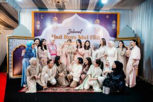 Melly Goeslaw Instagram - Biar wajah masih bengkak, silahturahmi jalan terus .
•
Alhamdulillah 
•
#mellygoeslaw 
#MG
#allahumabarik