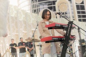 Melly Goeslaw Instagram - Jumat kemarin sama @potretofficial 
Midnight sale @senayancityjkt 
•
📷 @fotokonser 
Hijab do @mayrariarty 
•
#potretband
