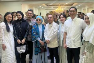 Melly Goeslaw Instagram - Biar wajah masih bengkak, silahturahmi jalan terus .
•
Alhamdulillah 
•
#mellygoeslaw 
#MG
#allahumabarik