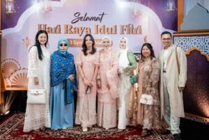 Melly Goeslaw Instagram - Biar wajah masih bengkak, silahturahmi jalan terus .
•
Alhamdulillah 
•
#mellygoeslaw 
#MG
#allahumabarik