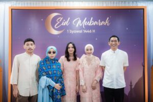 Melly Goeslaw Instagram - Biar wajah masih bengkak, silahturahmi jalan terus .
•
Alhamdulillah 
•
#mellygoeslaw 
#MG
#allahumabarik