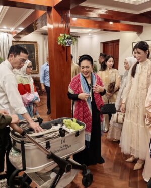 Melly Goeslaw Instagram - Malam Takbiran 
•
Alhamdulillah 
•
Idul Fitri pertama setelah bapak jadi presiden.
Tidak ada yang berubah sedikitpun, tetap humble dan hangat pada kami semua 
•
Alhamdulillaah 
•
#alhamdulillah 
#allahumabarik