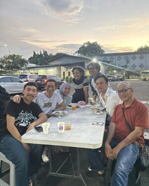 Melly Goeslaw Instagram - Saat saat berbuka puasa kalau lagi di lokasi shooting film Rangga & Cinta , selalu menyenangkan semua team berbaur 
•
Kalau kata Milly " sayang banget aku sama semua team produksi film ini " 
•
Kawan kawan pun silih berganti datang memberikan support 
•
Selamat menantikan saat berbuka puasa bersama kesayangan kalian ya 🤍