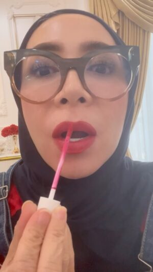 Melly Goeslaw Instagram - Arisan   temu kangen teman teman Bariatric @yabani.id 
•
Seneng deh pada nyobain dan borong @menahealthid.official 
•
Tadi aku nyobain lipstik keren juga ini produk barunya @wikinaraofficial @dr.okypratamaa @dewibamsoet @ina.rachman21 suka banget warna nya dan awet walau dipake makan dan minum terus terusan 😍