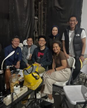 Melly Goeslaw Instagram - Saat saat berbuka puasa kalau lagi di lokasi shooting film Rangga & Cinta , selalu menyenangkan semua team berbaur 
•
Kalau kata Milly " sayang banget aku sama semua team produksi film ini " 
•
Kawan kawan pun silih berganti datang memberikan support 
•
Selamat menantikan saat berbuka puasa bersama kesayangan kalian ya 🤍