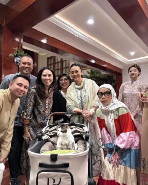 Melly Goeslaw Instagram - Malam Takbiran 
•
Alhamdulillah 
•
Idul Fitri pertama setelah bapak jadi presiden.
Tidak ada yang berubah sedikitpun, tetap humble dan hangat pada kami semua 
•
Alhamdulillaah 
•
#alhamdulillah 
#allahumabarik