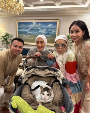Melly Goeslaw Instagram - Malam Takbiran 
•
Alhamdulillah 
•
Idul Fitri pertama setelah bapak jadi presiden.
Tidak ada yang berubah sedikitpun, tetap humble dan hangat pada kami semua 
•
Alhamdulillaah 
•
#alhamdulillah 
#allahumabarik