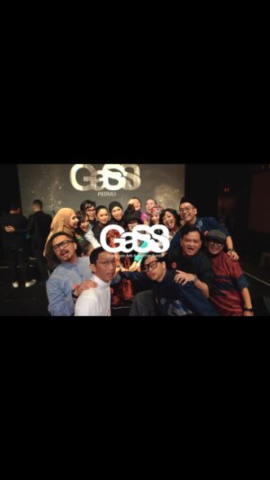 Melly Goeslaw Instagram - 15 tahun sudah kami bersama sama mengikat hati satu dengan yang lain, duduk, berdiri dan melangkah tanpa mengindahkan siapa kami, hanya sebagai hambaNya kami melakukan semua ini .
Meski diantara kami sudah mendahului kami pulang kepadaNYA.
Kami tetap merasa harus erat bersama melanjutkan langkah langkah kemanusiaan ini.
Tiap hari , bulan dan tahun bagi kami memiliki energi yang sama, hidup di bumi yang memang harus berbagi nafas kehidupan dengan yang lain .
Namun Ramadhan memiliki arti yang berbeda, kebahagiaan yang sepatutnya adalah hak setiap manusia , maka bulan Ramadhan tahun ini kami memutuskan untuk memberikan tanda kasih ( kadeudeuh ) kepada 50 guru honorer di Indonesia .
Pada tgl 16 Maret  kami mengadakan galang dana dan Alhamdulillaah terkomitmen 1 Miliar rupiah, terimakasih orang orang baik yang karenanya 1 orang guru honorer bisa mendapatkan 10juta rupiah. 
Semoga bisa berbahagia di hari raya nanti dan bisa menjadi modal untuk hidup kedepannya. 
Terimakasih untuk semua GeGeDuG GaSS yang kemarin sudah ikhlas bahu membahu menjadi panitia, dan mengisi acara secara free. 
Menyapa hati dengan hati InsyaAllah menjadi pelita bagi hidup kita semua di dunia dan akherat. Aamiin
.
Terimakasih kpd Bpk Benny Suherman dan ibu Cisca untuk Tempatnya nya di @themusiclounge.id yg sound system nya bagus banget dan makanannya yg enak2
•
#gasspeduli #gasspeduliguruhonorer