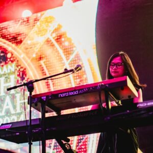 Melly Goeslaw Instagram - Dan senang rasanya tahun 2024 Potret berkesempatan merilis album live , album yang di persiapkan sangat lama , proses rekamannya benar benar live dan juga bisa disaksikan di kanal youtube nya @aquariusmusikindo 
•
Lagu lagu hits Potret di arransemen ulang dan dibawakan secara live , plus 1 lagu baru " Jangan Lupa Pulang " 
Album ini akan abadi di nikmati di setiap momen kamu lewat digital platform pilihan kamu .
•
Terimakasih juga untuk semua pihak yang menampilkan kami di panggung panggung musik 2024
Sampai jumpa di panggung musik tahun 2025 🤍
•
#potretband