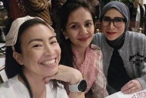 Melly Goeslaw Instagram - Alhamdulillaah melewati malam pergantian tahun bersama bapak Presiden RI kebanggaan kami semua , bisa bermain main dengan Bobby , terimakasih 🙏🏻
•
Mengawali hari pertama di tahun 2025 sekaligus hari pertama di bulan Rajab , dengan penuh syukur 🙏🏻
•
#mellygoeslaw
#MG
#Alhamdulillah 
#allahumabarik