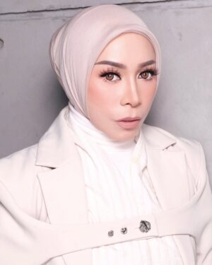 Melly Goeslaw Instagram - MELLY GOESLAW ✨

Makeup Dhirman Putra 
Styled @wanda_haraa 
Hijab stylist @mayrariarty 
Lashes @artisanpro