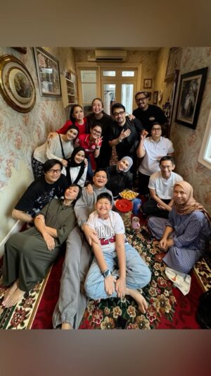 Melly Goeslaw Instagram - Alhamdulillaaah hari ini sampai malam kumpul2 @gegedug_gass 
Diskusi kegiatan kedepan , bismillaah 
•
Sing sarehat sadulur sadayana