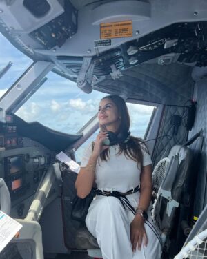 Menna Arafa Instagram - كابتن طيار منونه معاكم انهارده اتمني لكم رحله سعيده 😂✈️🤍
تفتكروا رايحه فين؟؟🤔
@maldives_360
