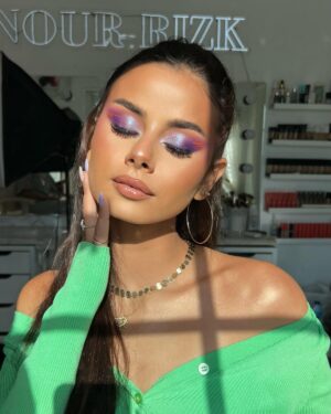 Menna Arafa Instagram - صحابي بيقولوا اني في اللوك دا طالعه شبه selena gomez 😂🤍
انتوا ايه رايكوا ؟
..
Makeup by the talented @makeupbynrizk ❤️