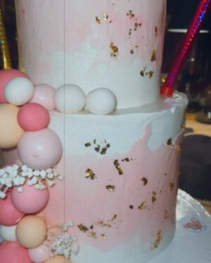 Menna Arafa Instagram - I had the best birthday this year😍👌🎉🎂🥰
Thank you to my loved ones who made this day super special ❤️😘
Very special thanks 
@cake_up_egypt  for the most beautiful birthday cake 🎂💖
@rose_wedding_planner20 for the amazing decoration 🎉
@zola_cakes2023