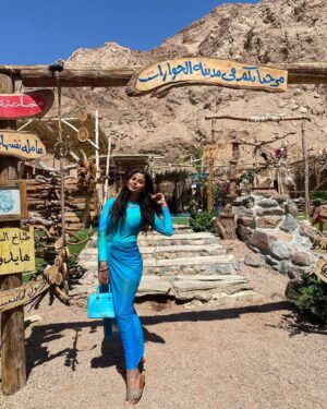 Menna Arafa Instagram - مرحباً بكم في مدينة الحوارات! @villaecolodge 
.
Location @villaecolodge 🙌🏻
Swimsuit @hadiaghaleb.com 💙