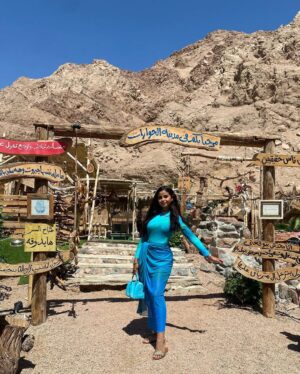 Menna Arafa Instagram - مرحباً بكم في مدينة الحوارات! @villaecolodge 
.
Location @villaecolodge 🙌🏻
Swimsuit @hadiaghaleb.com 💙