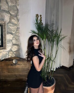 Menna Arafa Instagram - Couldn’t choose one✨🖤 
Which one is yr fav?