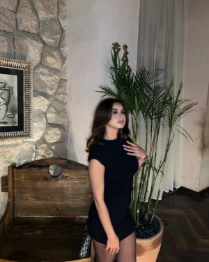 Menna Arafa Instagram - Couldn’t choose one✨🖤 
Which one is yr fav?