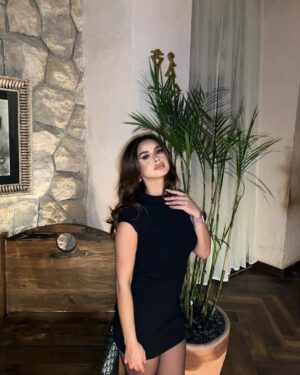 Menna Arafa Instagram - Couldn’t choose one✨🖤 
Which one is yr fav?