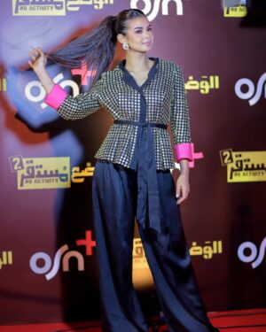 Menna Arafa Instagram - من حفل اطلاق مسلسل الوضع مستقر 2 🔥 شعري كان اصيل اوي معايا اليوم دا ما تهزش خالص ❤️😂
..
Hair by @alfredandmina ✨
Outfit by @noa.egypt 💖
