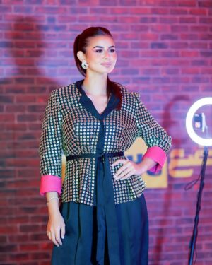 Menna Arafa Instagram - من حفل اطلاق مسلسل الوضع مستقر 2 🔥 شعري كان اصيل اوي معايا اليوم دا ما تهزش خالص ❤️😂
..
Hair by @alfredandmina ✨
Outfit by @noa.egypt 💖