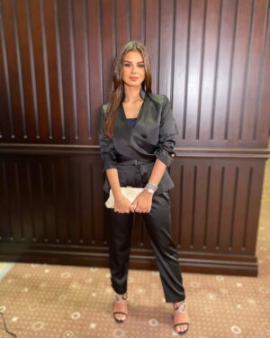 Menna Arafa Instagram - لو فكرت تنتش الشنطة و تجري مش هتقدر انا ماسكاها كويس 🌚😂

الصور دي وراها مفاجاة حلوة اوي ليكممم ❤️😭
My beautiful suit by @noa.egypt