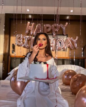 Menna Arafa Instagram - It’s my BIRTHDAY 🎂
..
Place @sheratoncairohotel 
MUA @mirnamagdymakeupartist 
Hair by @alfredandmina 
Decoration by @ballonella9