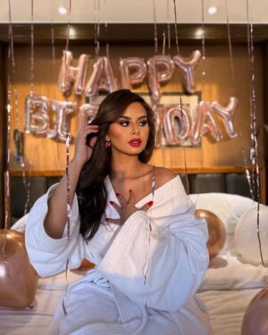 Menna Arafa Instagram - It’s my BIRTHDAY 🎂
..
Place @sheratoncairohotel 
MUA @mirnamagdymakeupartist 
Hair by @alfredandmina 
Decoration by @ballonella9