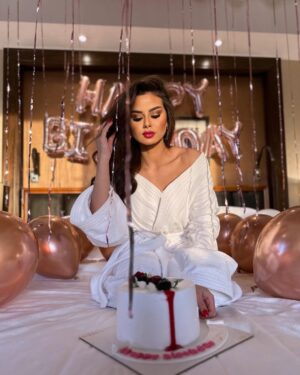 Menna Arafa Instagram - It’s my BIRTHDAY 🎂
..
Place @sheratoncairohotel 
MUA @mirnamagdymakeupartist 
Hair by @alfredandmina 
Decoration by @ballonella9