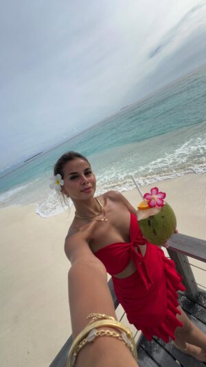 Menna Arafa Instagram - Island gurl 🏝️🌺💃🏻✨
@dusitthanimv thank you guys for making my holiday super special ✨😍 #dusitthanimaldives #dusitthanimv 
@maldives_360 thanks for always making my dreams come true ❤️