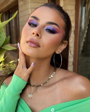 Menna Arafa Instagram - صحابي بيقولوا اني في اللوك دا طالعه شبه selena gomez 😂🤍
انتوا ايه رايكوا ؟
..
Makeup by the talented @makeupbynrizk ❤️