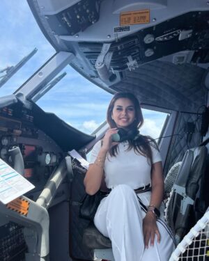 Menna Arafa Instagram - كابتن طيار منونه معاكم انهارده اتمني لكم رحله سعيده 😂✈️🤍
تفتكروا رايحه فين؟؟🤔
@maldives_360