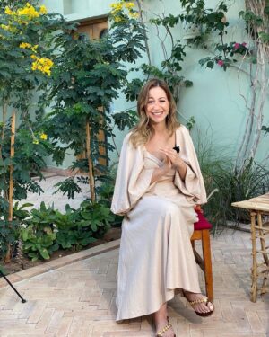 Menna Shalabi Instagram - Swipe for a smile 🌼