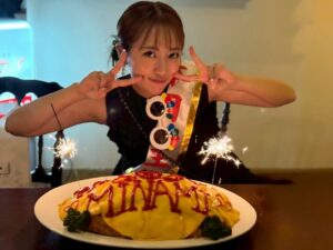 Minami Takahashi Instagram - 夫と友人達が誕生日会を開いてくれました🥺✨✨
久しぶりに会えた友達もいて嬉しかったなー！

もちろん黒川さんにディスコイさん菊地さんも🤣✌️
クロちゃん三銃士改め、たかみな三銃士😚

#誕生日
#birthday
#thankyou