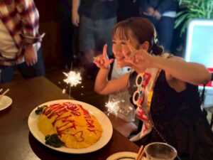 Minami Takahashi Instagram - 夫と友人達が誕生日会を開いてくれました🥺✨✨
久しぶりに会えた友達もいて嬉しかったなー！

もちろん黒川さんにディスコイさん菊地さんも🤣✌️
クロちゃん三銃士改め、たかみな三銃士😚

#誕生日
#birthday
#thankyou
