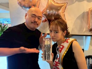 Minami Takahashi Instagram - 夫と友人達が誕生日会を開いてくれました🥺✨✨
久しぶりに会えた友達もいて嬉しかったなー！

もちろん黒川さんにディスコイさん菊地さんも🤣✌️
クロちゃん三銃士改め、たかみな三銃士😚

#誕生日
#birthday
#thankyou