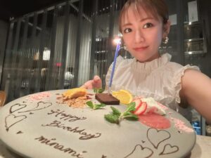 Minami Takahashi Instagram - 4月8日🌸
34歳になりましたー✨

そろそろ年齢を言いたくないお年頃になってきましたが🤣
お仕事もプライベートも充実していてとっても幸せ✨
芸歴20年という節目の年も変わらず楽しく過ごせるように頑張ります！

日々支えてくださるファンの皆さん
そして友人、家族に大感謝🌸🌸

#birthday
#34
#thankyou