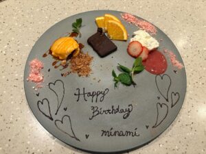 Minami Takahashi Instagram - 4月8日🌸
34歳になりましたー✨

そろそろ年齢を言いたくないお年頃になってきましたが🤣
お仕事もプライベートも充実していてとっても幸せ✨
芸歴20年という節目の年も変わらず楽しく過ごせるように頑張ります！

日々支えてくださるファンの皆さん
そして友人、家族に大感謝🌸🌸

#birthday
#34
#thankyou