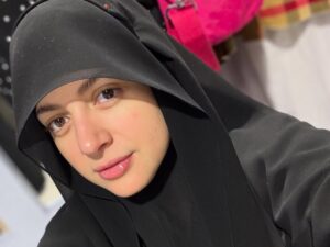 Mona Farouk Instagram - الحمدلله اول عمره رمضان نكون فيها سوا في احسن مكان في دنيا 🤍🕋🙏🏻الحمدللّه على هذه الرحلة المباركة، في قلب مكة المكرمة، محاطًا بالإيمان والامتنان والتواضع. أسأل اللّٰه أن يتقبل دعاءنا ويهدينا إلى الطريق المستقيم.
#umrah #makkah #blessedjourney #alhamdulillah #عمرة #مكة #عائلة_فاروق 
#الحمدللة
الحمدلله رب العالمين 
ربنا يكتبهالها لكل مشتاق🤲🏻