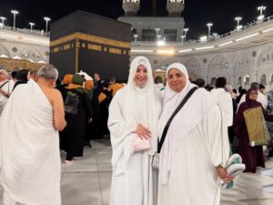 Mona Farouk Instagram - الحمدلله اول عمره رمضان نكون فيها سوا في احسن مكان في دنيا 🤍🕋🙏🏻الحمدللّه على هذه الرحلة المباركة، في قلب مكة المكرمة، محاطًا بالإيمان والامتنان والتواضع. أسأل اللّٰه أن يتقبل دعاءنا ويهدينا إلى الطريق المستقيم.
#umrah #makkah #blessedjourney #alhamdulillah #عمرة #مكة #عائلة_فاروق 
#الحمدللة
الحمدلله رب العالمين 
ربنا يكتبهالها لكل مشتاق🤲🏻