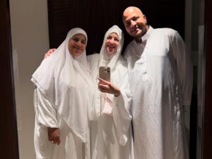 Mona Farouk Instagram - الحمدلله اول عمره رمضان نكون فيها سوا في احسن مكان في دنيا 🤍🕋🙏🏻الحمدللّه على هذه الرحلة المباركة، في قلب مكة المكرمة، محاطًا بالإيمان والامتنان والتواضع. أسأل اللّٰه أن يتقبل دعاءنا ويهدينا إلى الطريق المستقيم.
#umrah #makkah #blessedjourney #alhamdulillah #عمرة #مكة #عائلة_فاروق 
#الحمدللة
الحمدلله رب العالمين 
ربنا يكتبهالها لكل مشتاق🤲🏻