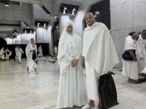 Mona Farouk Instagram - الحمدلله اول عمره رمضان نكون فيها سوا في احسن مكان في دنيا 🤍🕋🙏🏻الحمدللّه على هذه الرحلة المباركة، في قلب مكة المكرمة، محاطًا بالإيمان والامتنان والتواضع. أسأل اللّٰه أن يتقبل دعاءنا ويهدينا إلى الطريق المستقيم.
#umrah #makkah #blessedjourney #alhamdulillah #عمرة #مكة #عائلة_فاروق 
#الحمدللة
الحمدلله رب العالمين 
ربنا يكتبهالها لكل مشتاق🤲🏻